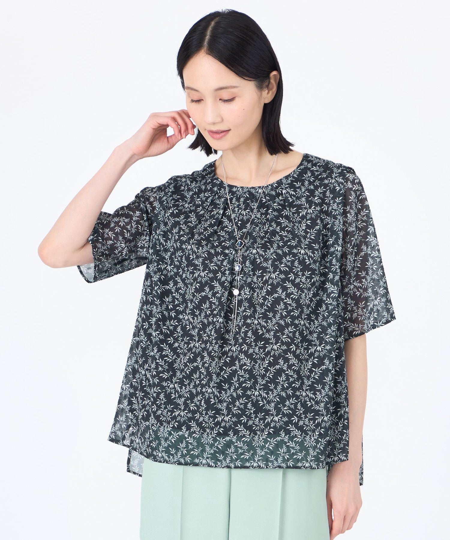 ウォッシャブル】シャドーフラワープリントプルオーバーブラウス