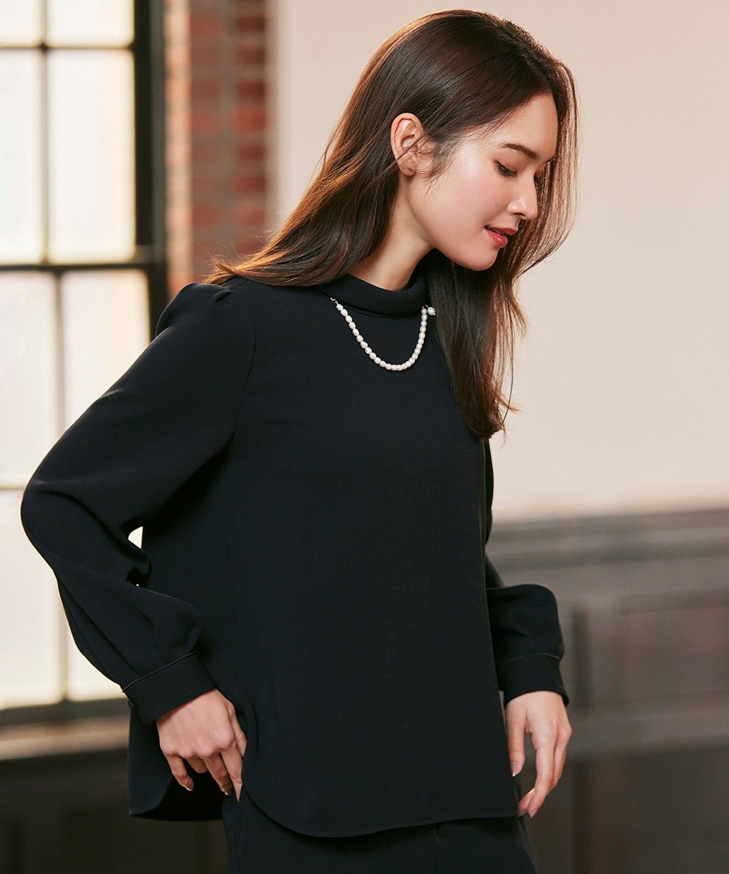 トリアセテートコンパクトロールネックブラウス(トップス)｜AMACA