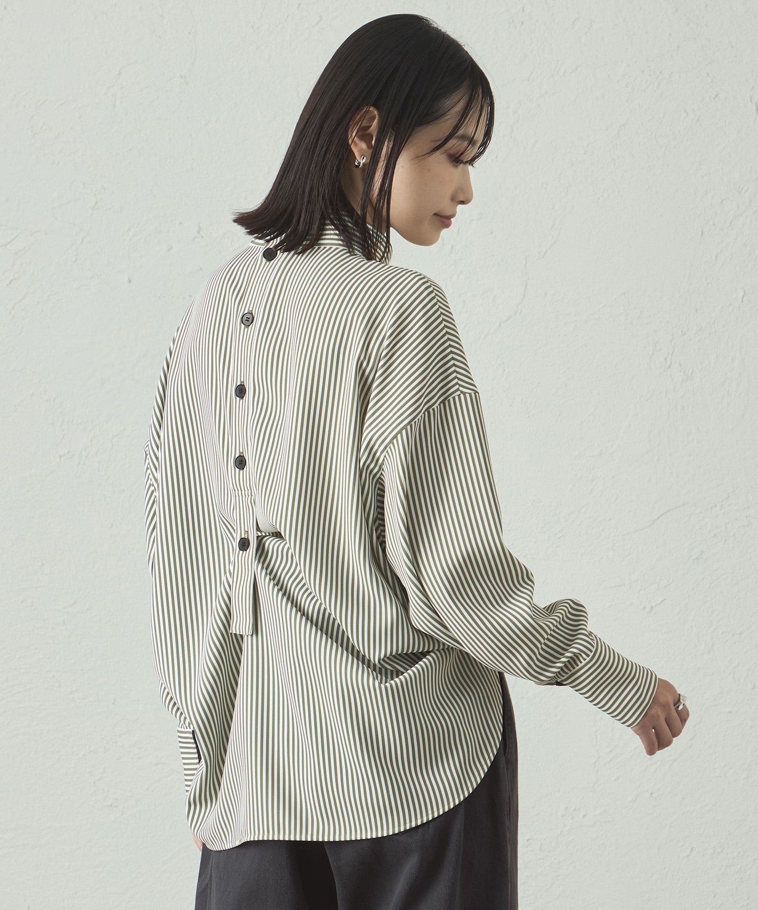 着用しわ軽減/吸水速乾】ストライプバックボタンブラウス(トップス