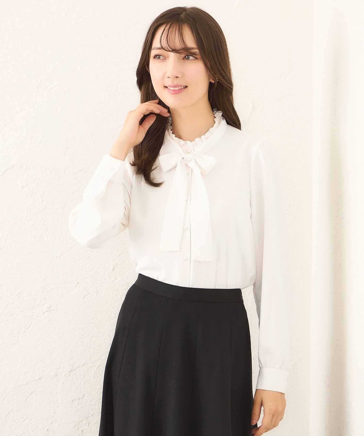 バックサテンジョーゼット ネックフリルブラウス(トップス)｜TO BE