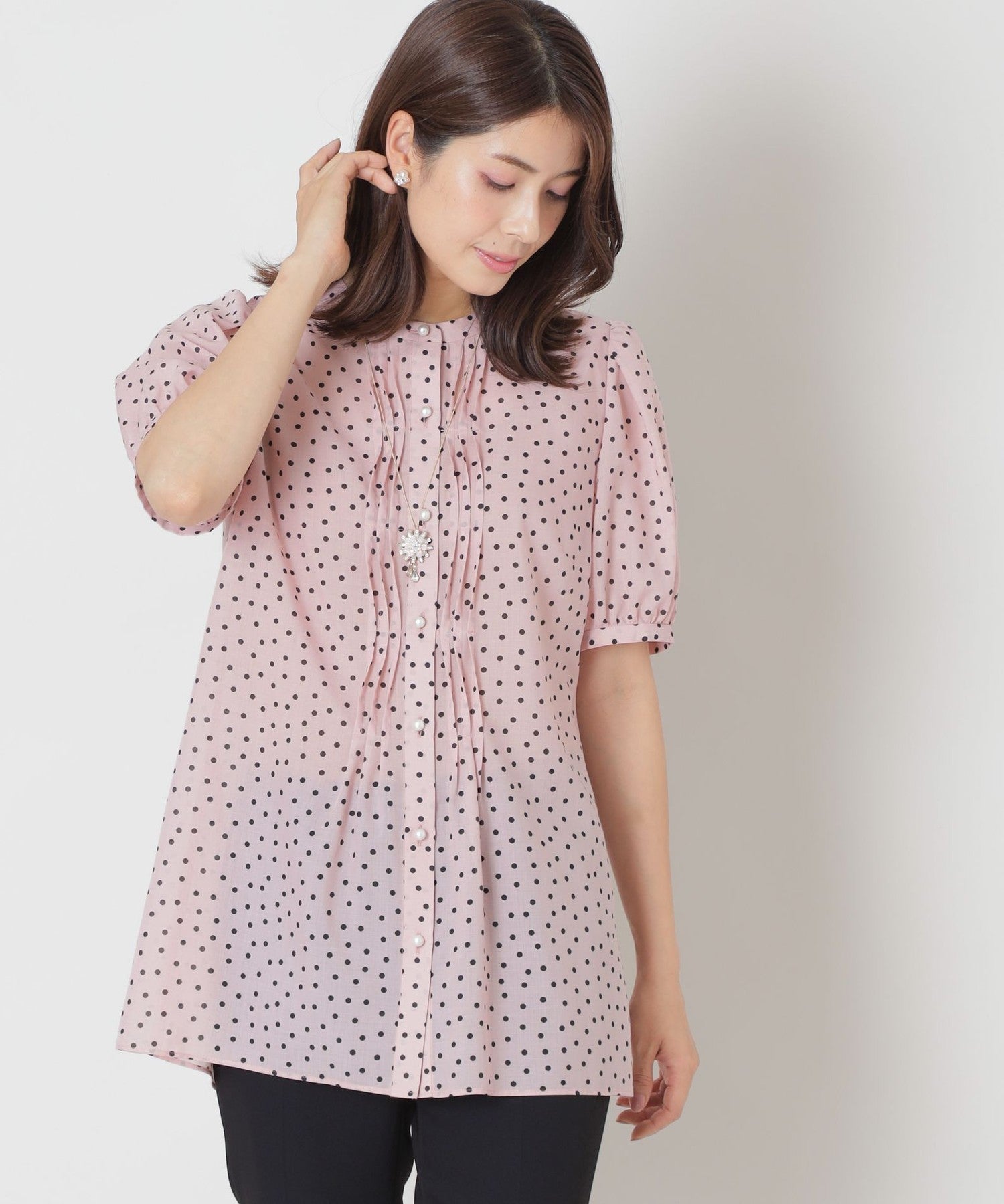 TO BE CHIC トゥービーシック ランダムドット ピンタックブラウス ランダムドット ピンタックブラウス(トップス)｜TO BE CHIC(トゥー