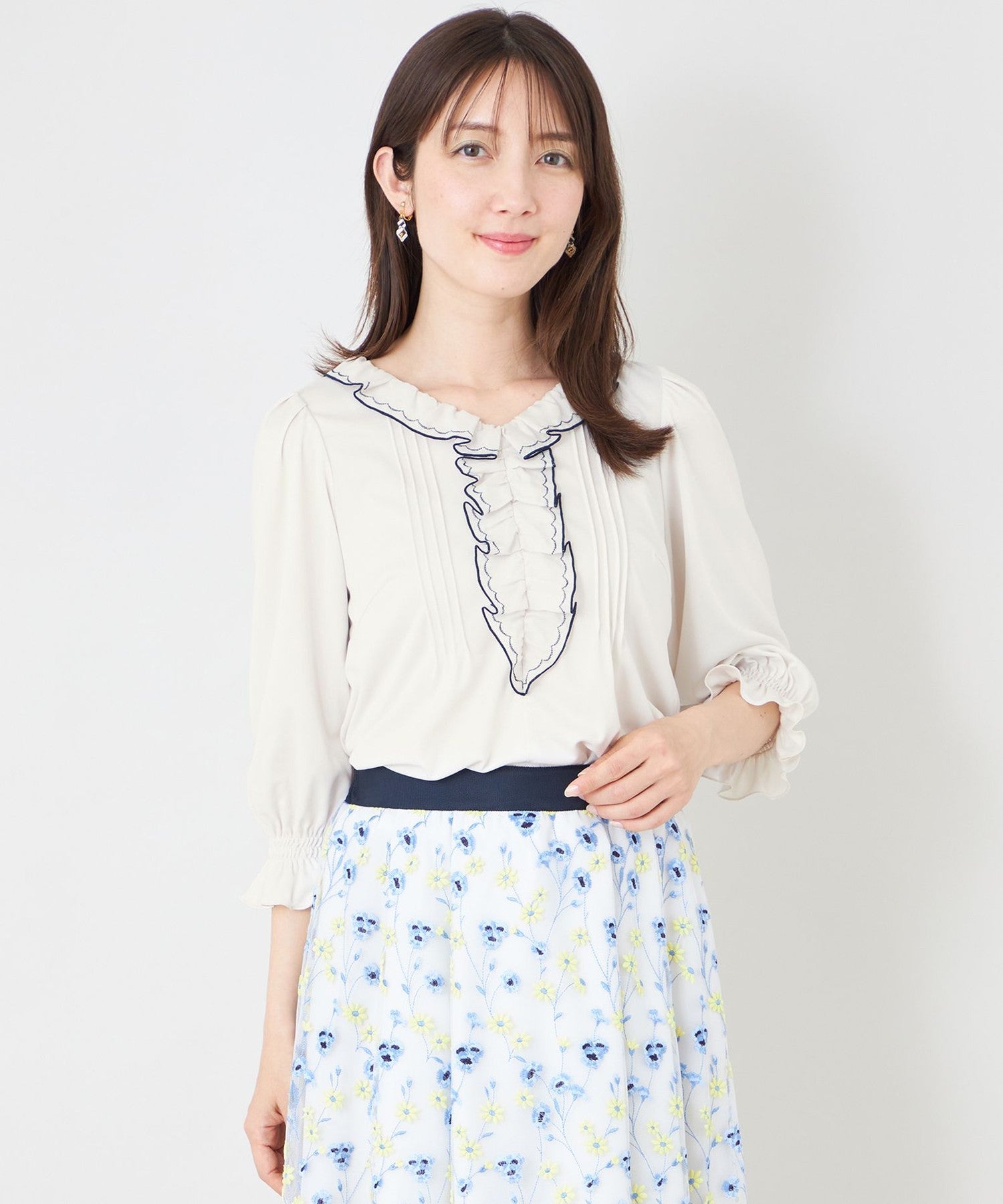 スムースフリル刺しゅう カットソー(トップス)｜TO BE CHIC(トゥー