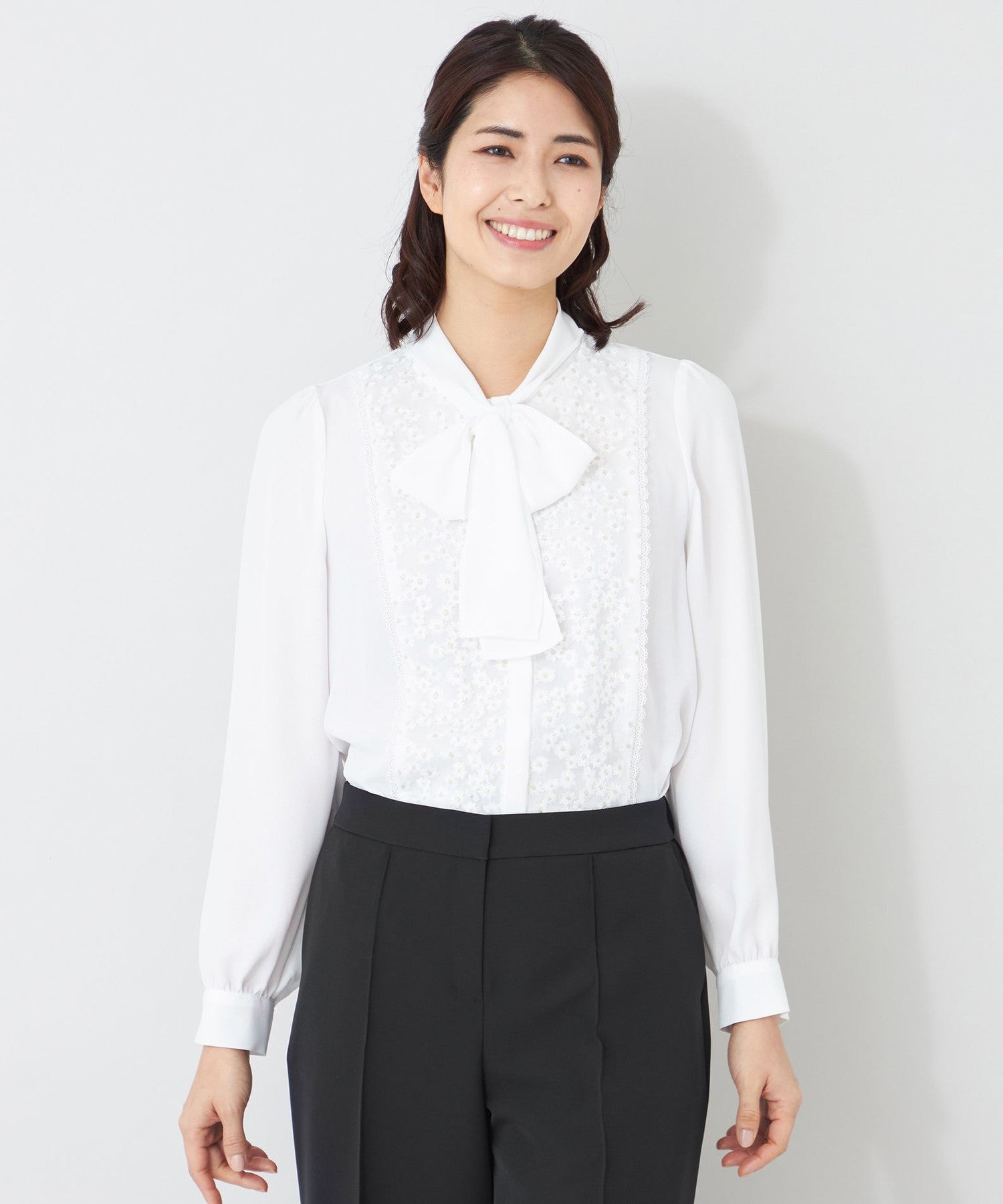 うしめろ L】フロントフラワー刺しゅう ブラウス(トップス)｜TO BE CHIC(トゥー