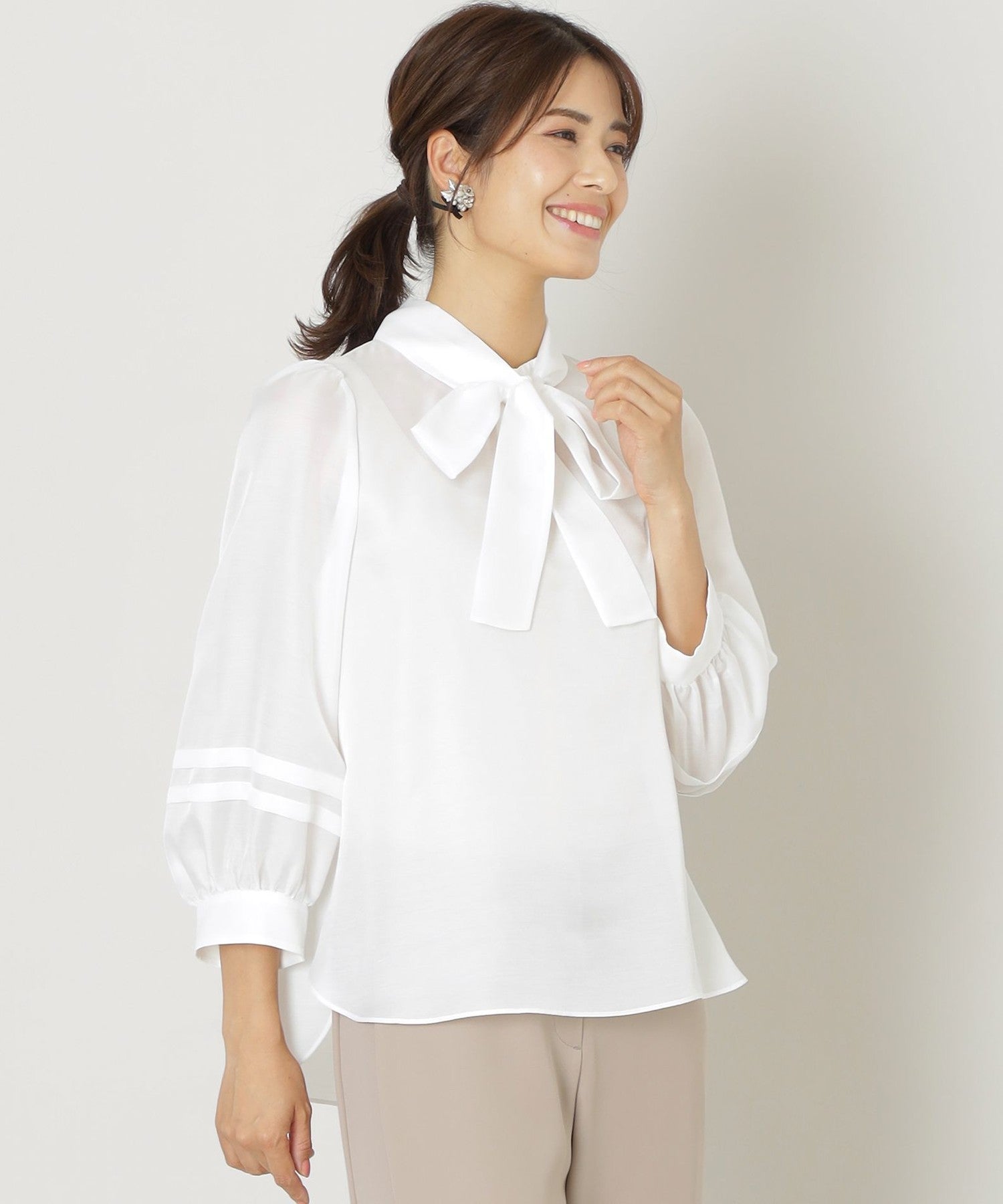 L】ポリスパンサテン リボンタイブラウス(トップス)｜TO BE CHIC