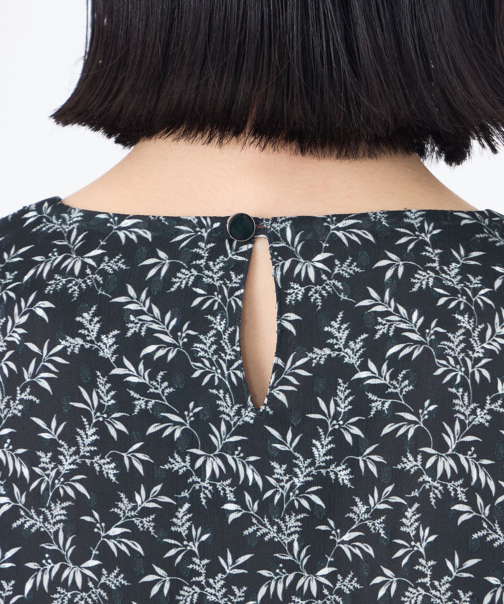 ウォッシャブル】シャドーフラワープリントプルオーバーブラウス