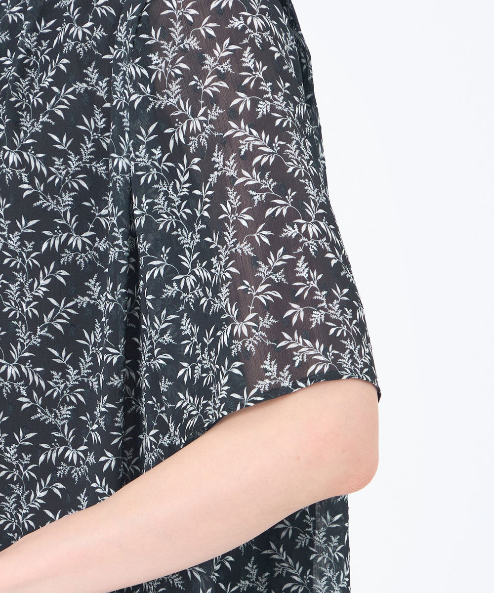 ウォッシャブル】シャドーフラワープリントプルオーバーブラウス