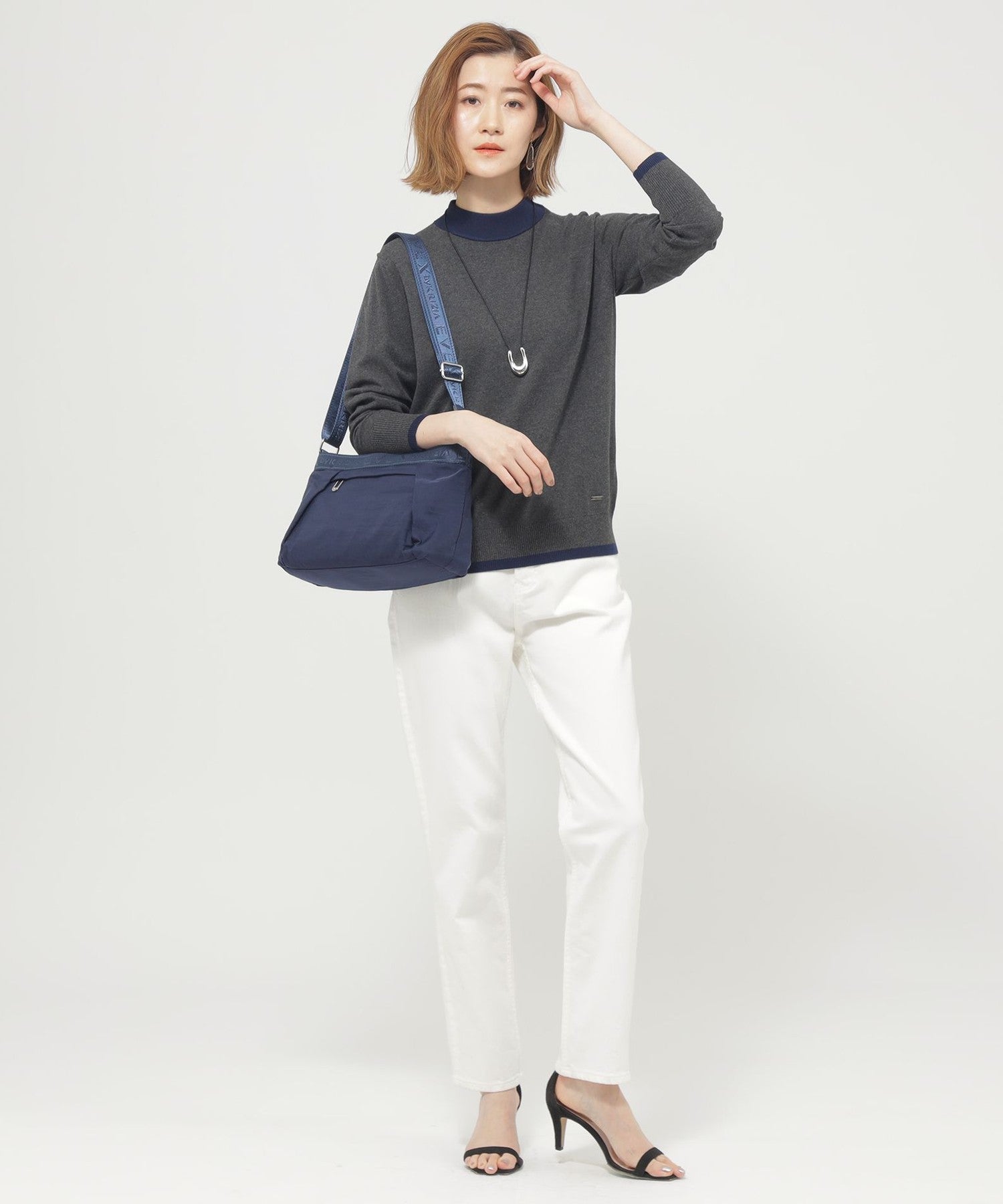 2213-U511752428__J,28,