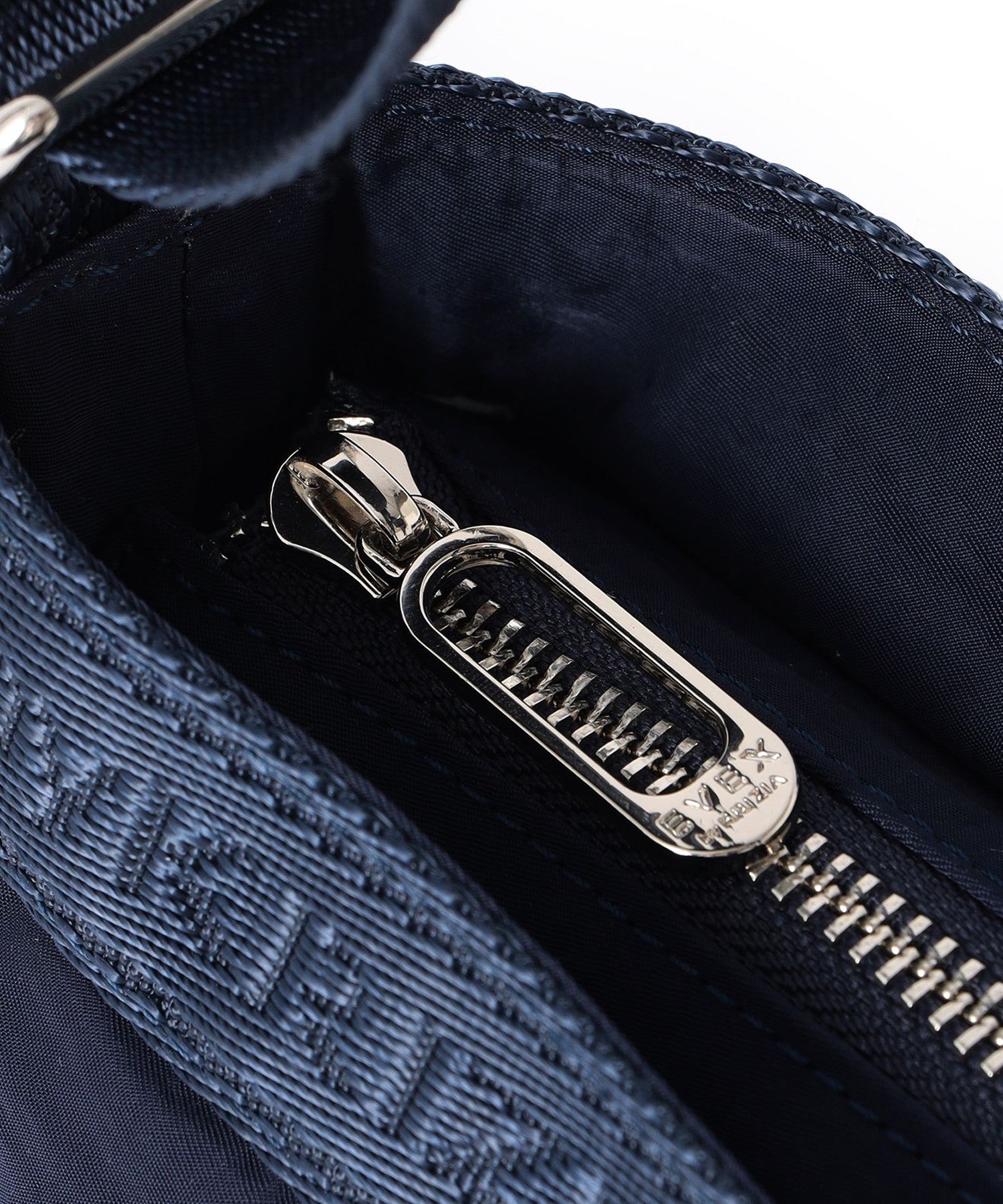 2213-U511752428__Q,28,