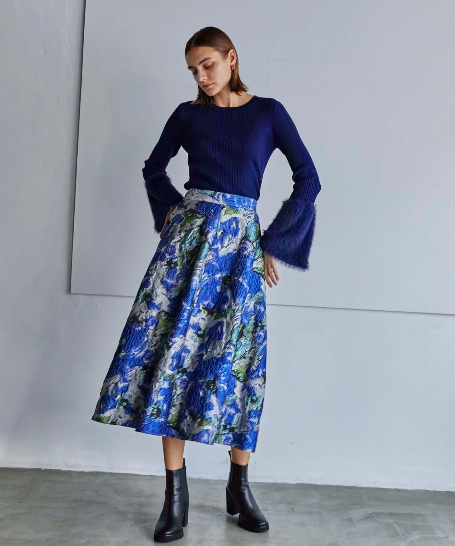 2321-M5N1743124__E,24,