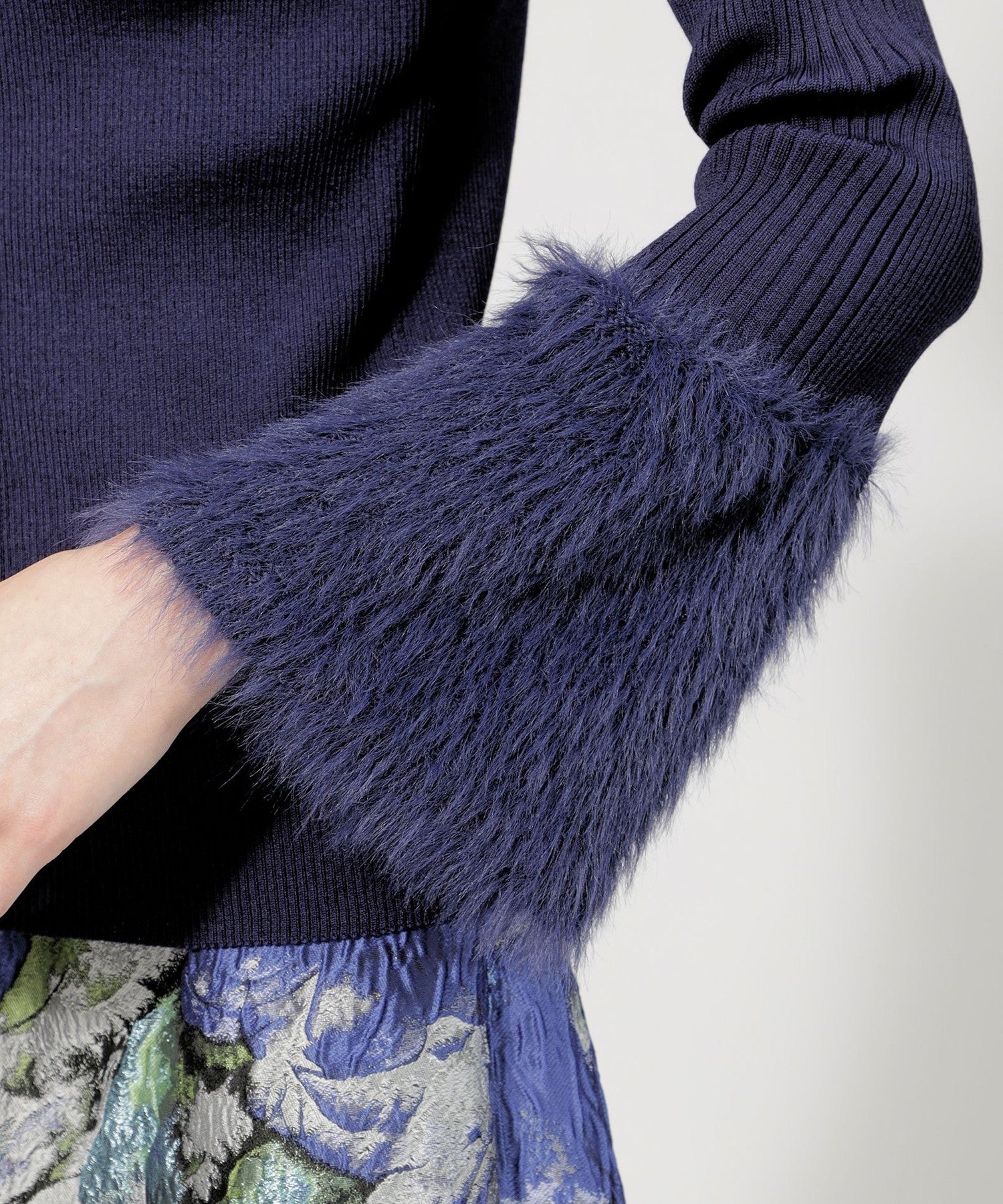 2321-M5N1743124__O,24,