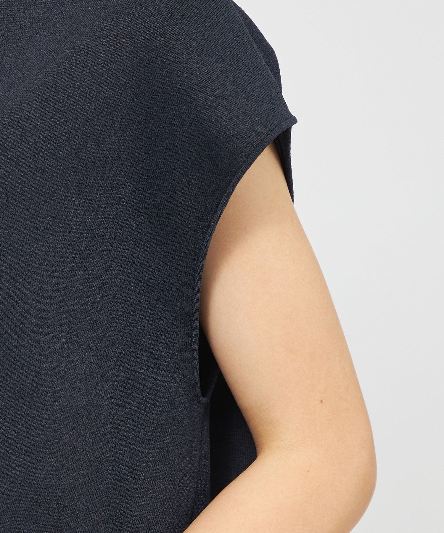 2321-M5N3655728__M,28,