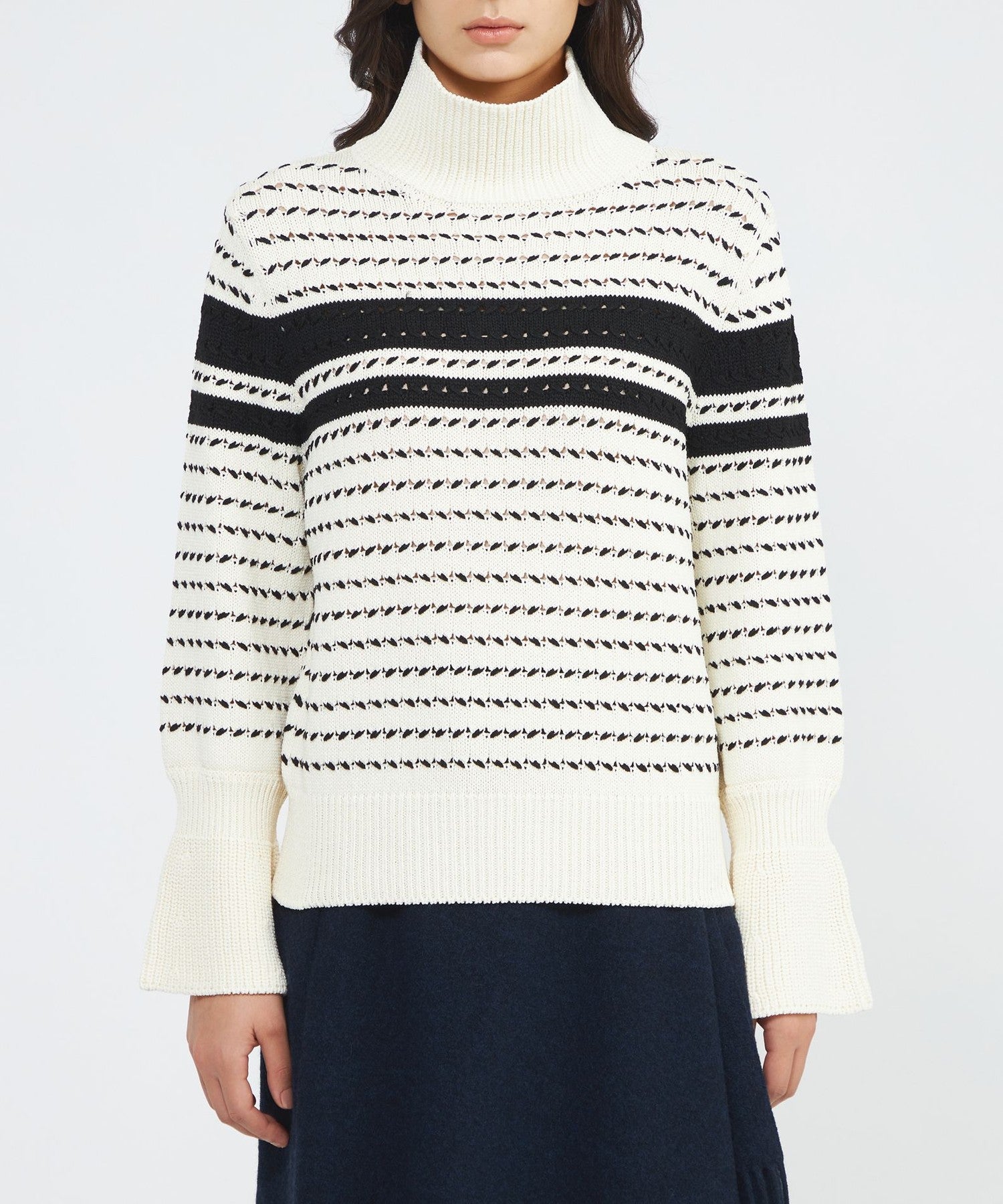 2321-M5N5566702__L,02,