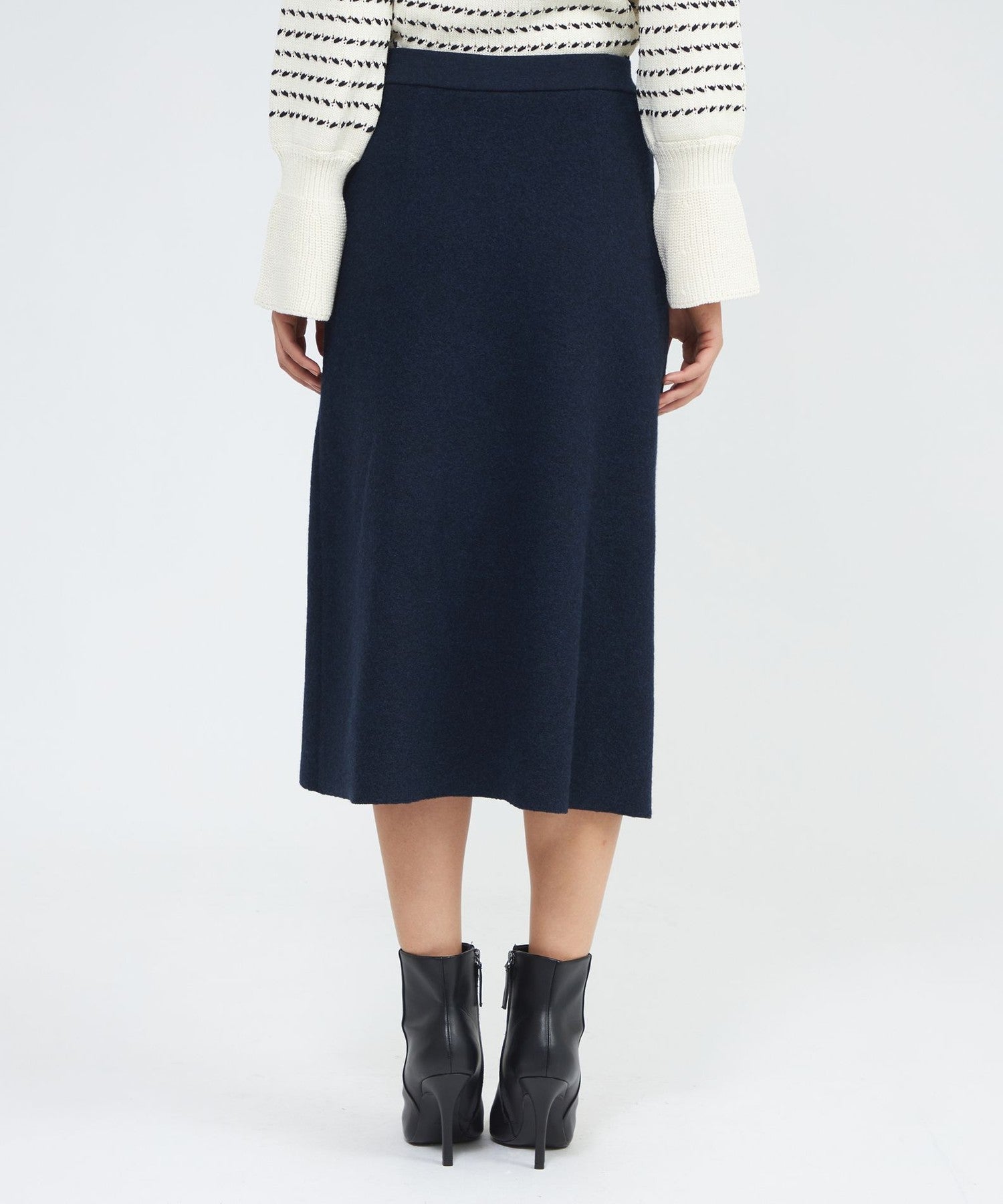 2321-M5S4366628__M,28,