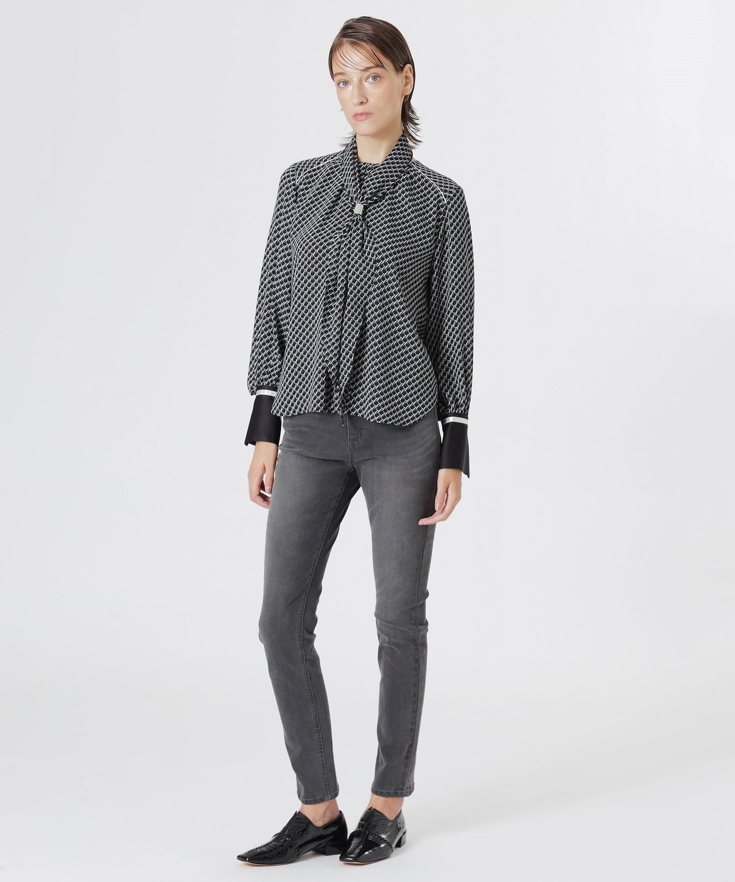 2352-62M8121103__B,03,