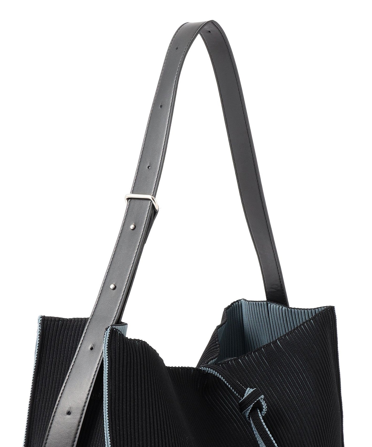 2352-6411845409__L,09,