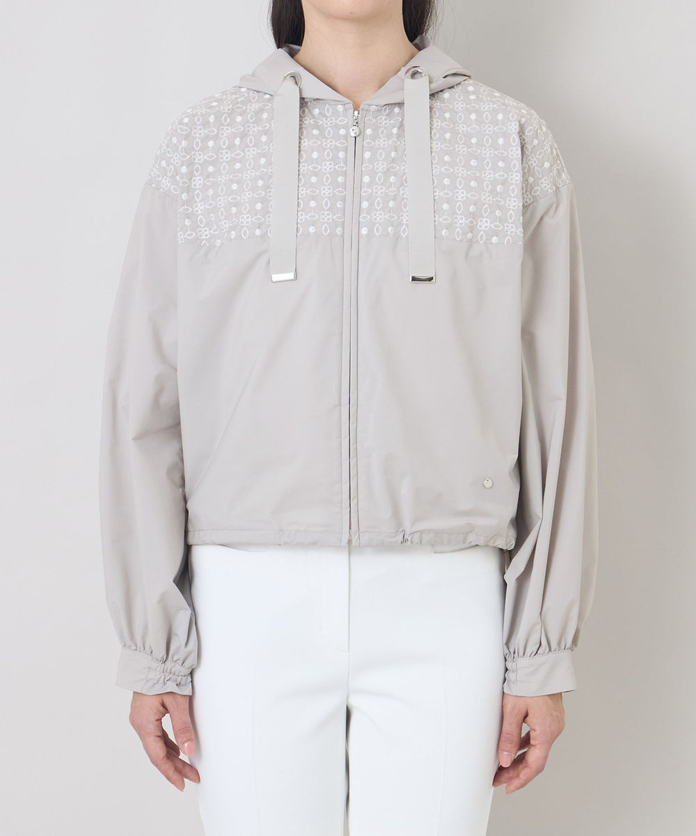 TO BE CHIC - TO BE CHIC　ショートジャケット エンブロイダリーフーデッド ブルゾン(ブルゾン)｜TO BE CHIC(トゥー