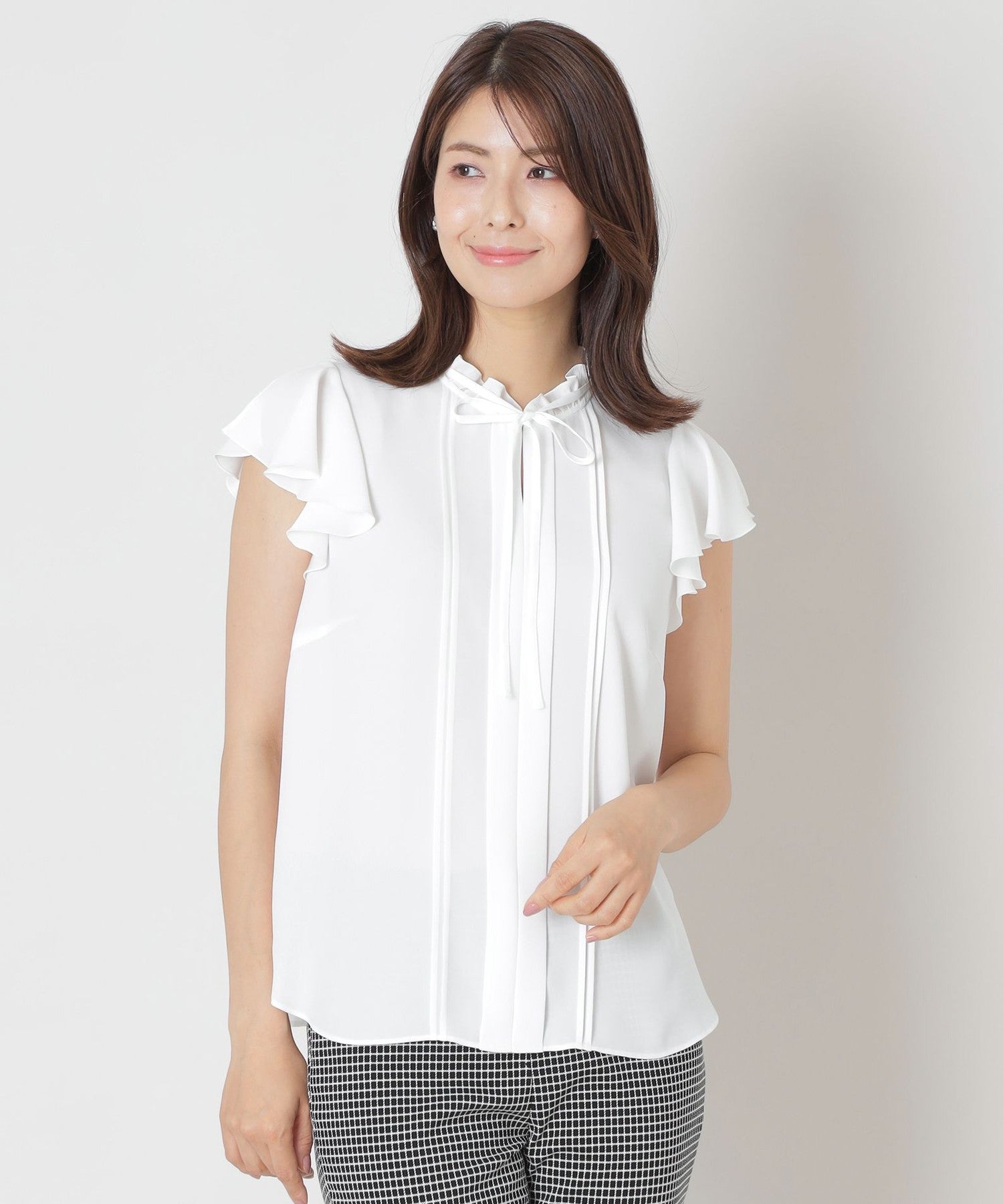 トゥービーシック フリルデザイン ノースリーブジレ グレー L】ノースリーブ フリルブラウス(トップス)｜TO BE CHIC(トゥー ビー
